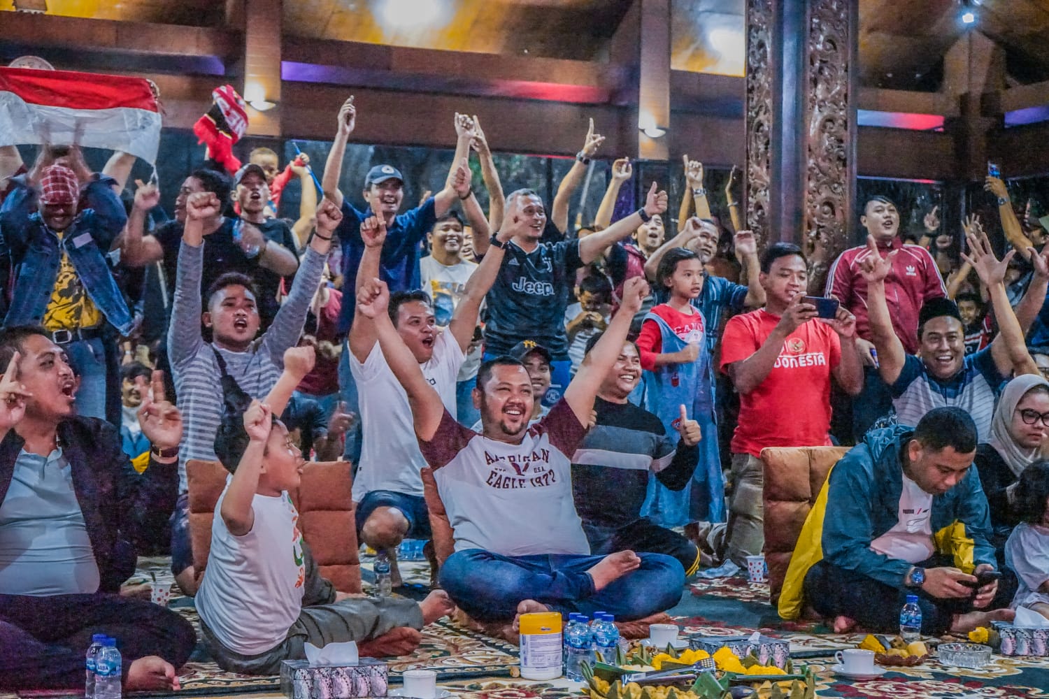 Penuh Kebersamaan, Gus Yani Berbaur Dengan Masyarakat Nonton Bareng Final Sea Games Indonesia VS Thailand